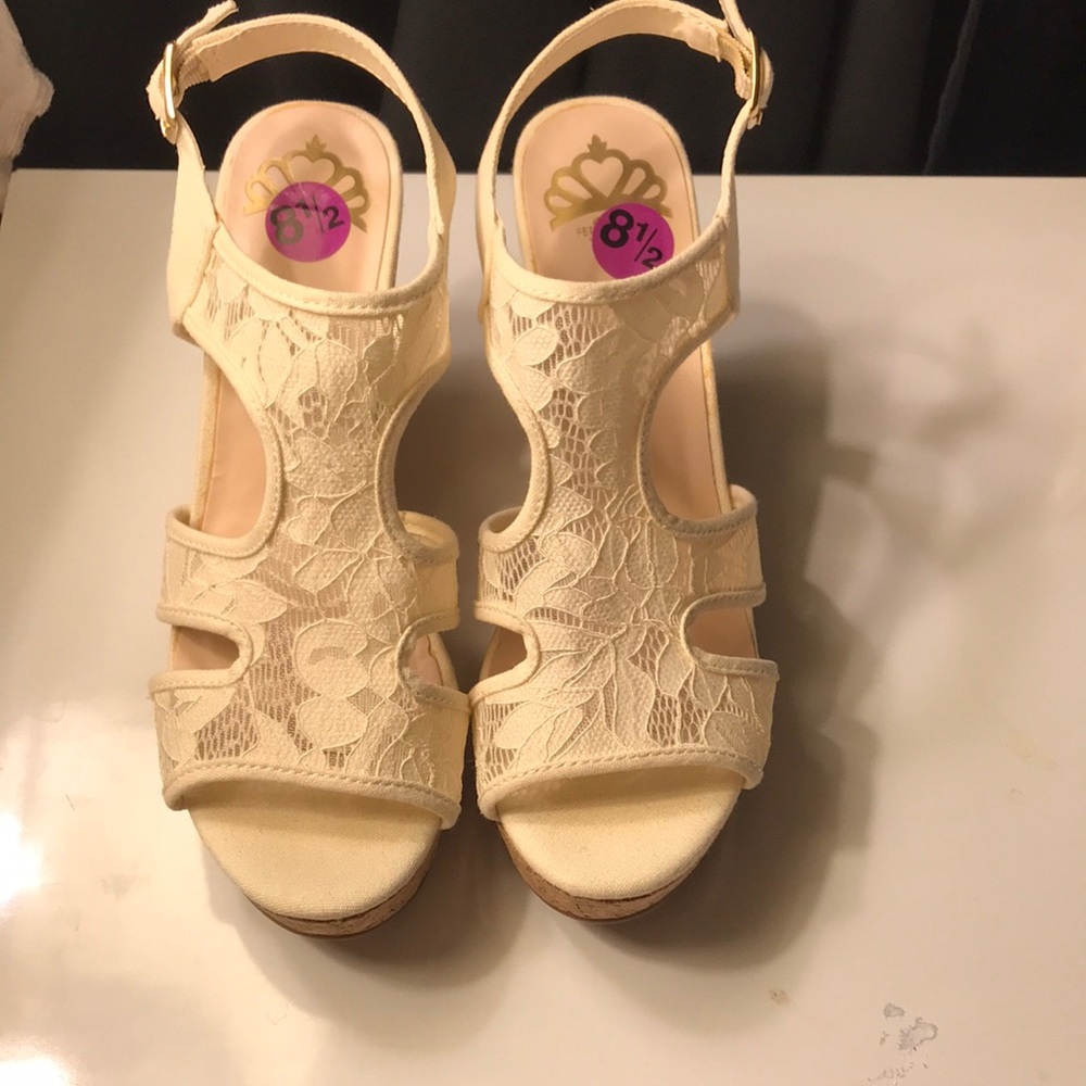 Lady’s lace shoes.  New.
